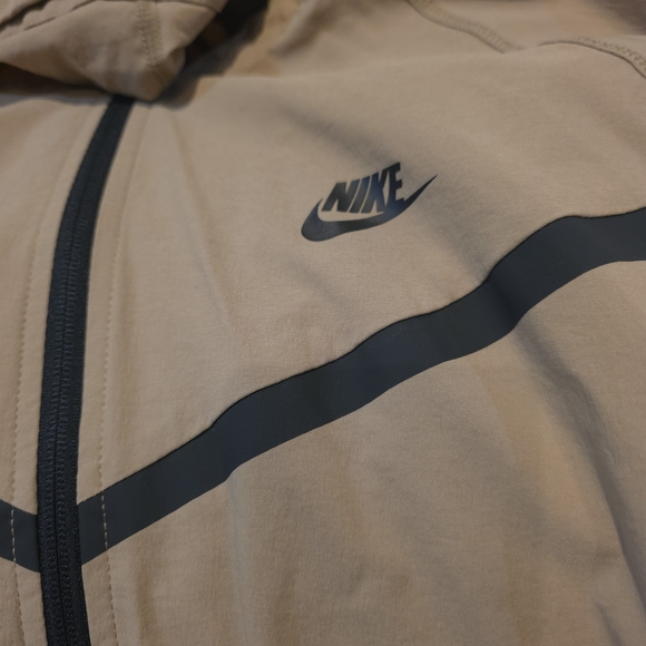Nike Tech Men's Woven Full-Zip Hooded Jacket in parachute beige & black. size LG - Picture 3 of 4